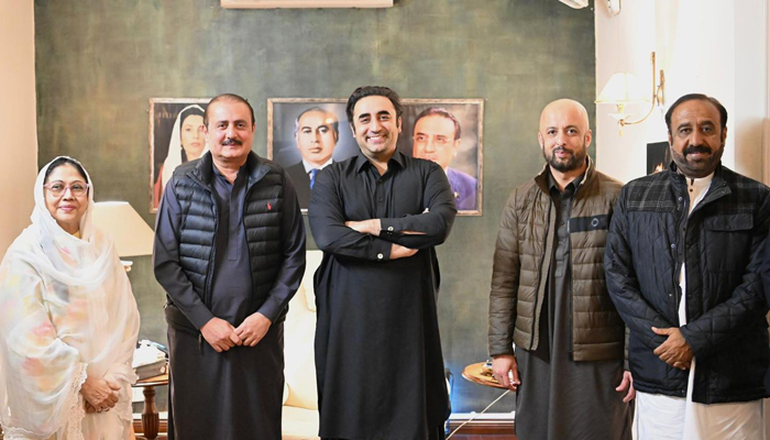 Independent candidate from PP-89 Bhakkar, Amir Muhammad Khan possesses with PPP Chairman Bilawal Bhutto Zardari and PPP Women Wing President Faryal Talpur at the Zardari House Islamabad on February 15, 2024. — Facebook/Pakistan Peoples Party - PPP