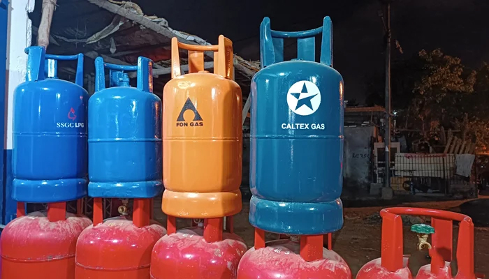 This image taken on January 31, 2024, shows gas cylinders outside a shop in Karachis Gulshan-e-Iqbal area. — Geo.tv/Saad Aalam Angaria