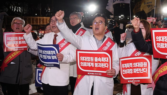 Doctors hold a protest in front of the presidential office in central Seoul on February 15, 2024, in opposition to the governments plan to increase the number of medical students. — Yonhap