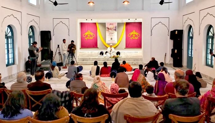 Badar Khan Pakistans famous storyteller shed light on the history of Lahore city at Barkat Ali Islamia Hall, Mochi Darwazam February 18, 2024. — APP