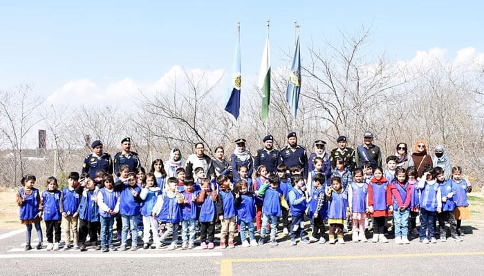A group photo of the private school children who visited Islamabad Capital Police Traffic Office, Faizabad on Wednesday on February 21, 2024.— NNI