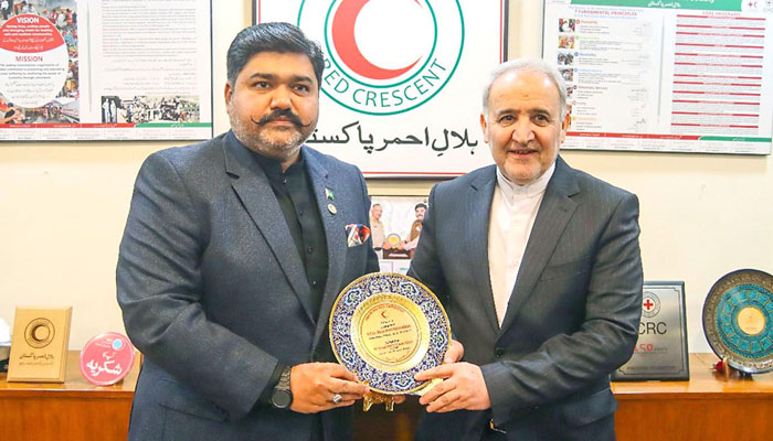 Chairman Pakistan Red Crescent Society, Sardar Shahid Ahmed Laghari presenting the shield to Iranian Ambassador to Pakistan Reza Amiri-Moghaddam on February 23, 2024. — INP