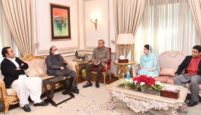 PPP leaders Bilawal Bhutto-Zardari and former president Asif Ali Zardari along with PML-N leader Shahbaz Sharif, Maryam Nawaz and Hamza Shahbaz can be seen discussing issues during a meeting on February 5, 2022. — X/MediaCellPPP
