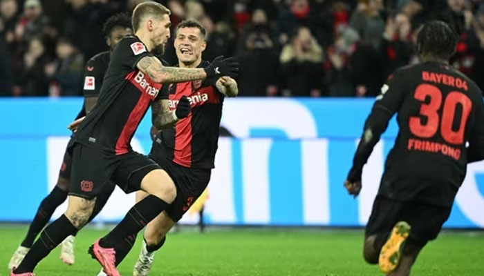 Bayer Leverkusens German midfielder Robert Andrich (L) celebrates scoring a goal with his teammates during the Bundesliga match vs Mainz. — AFP/File