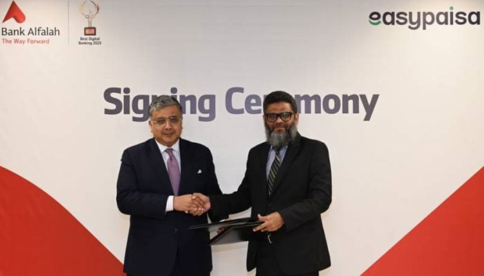 Farooq A Khan, Group Head Corporate, Investment and International Business Group, Bank Alfalah (L) and  Kashif Ahmed, Acting CEO, of Telenor Microfinance Bank & Easypaisa can be seen at the Partnership event on February 26, 2024. — APP