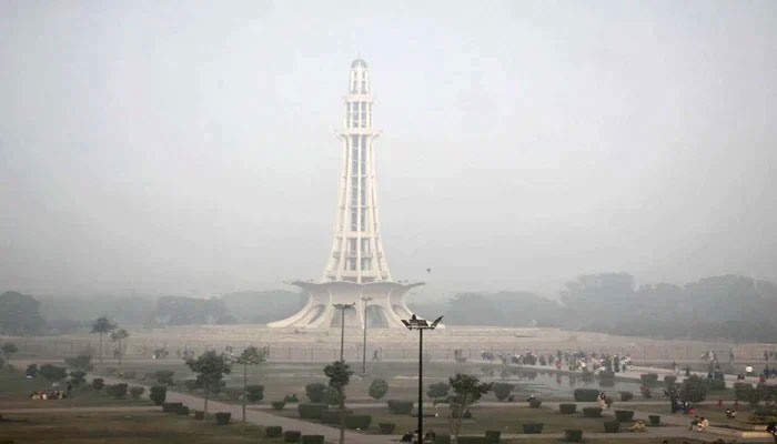 Minar-e-Pakistan can be seen during the fog conditions in Lahore. — PPI/File
