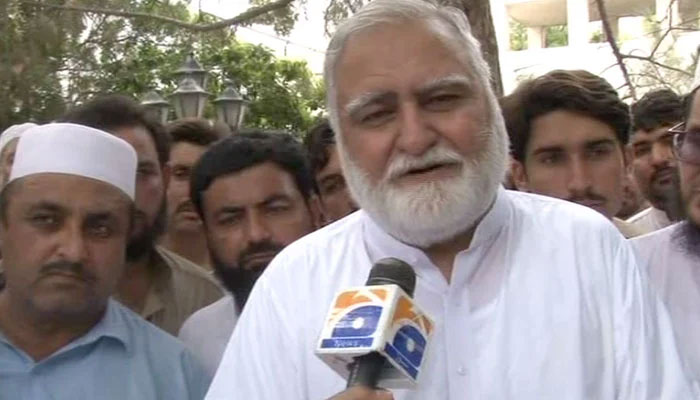 Former chief minister and leader of the JUIF Akram Khan Durrani talking to Geo News. — Geo News File