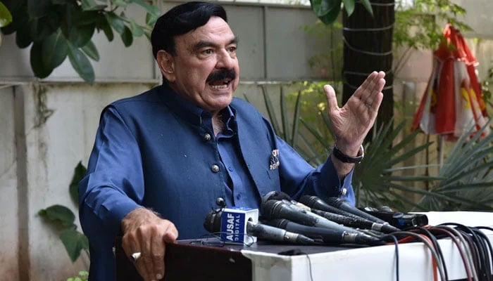 Former Interior Minister Sheikh Rashid Ahmed addresses to a press conference. — APP/File