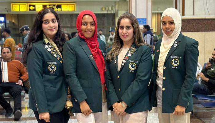 Pakistan Womens Golf Team for the Women Asian Amateur Championship in Thailand pose for a picture at the airport. — Facebook/Pakistan Golf Federation
