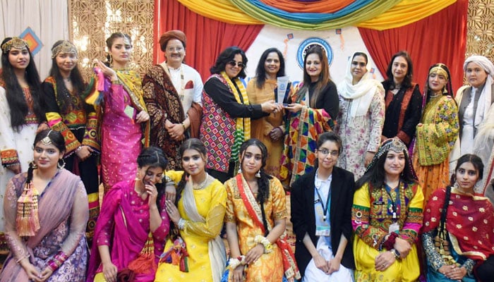 Famous TV artist Leyla Zuberi gives prizes to winners of Regional Dress fashion show organized in connection with Students Week celebrations at FG Home Economics College F11/1 on March 2, 2024. — APP