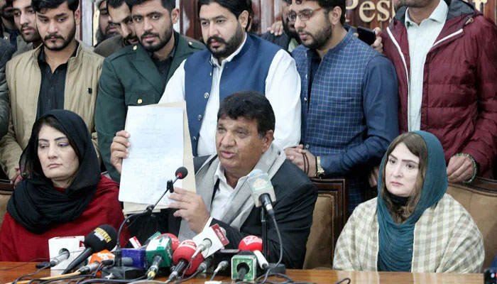 Muslim League (PML-N) Khyber Pakhtunkhwa President, Engineer Amir Maqam along with others addresses to media persons during press conference at Peshawar press club on March 2, 2024. — PPI