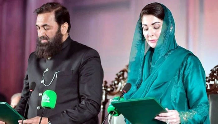 Punjab Governor Muhammad Baligh-ur-Rehman (left) administers the oath to newly-elected first ever female Chief Minister of Punjab Maryam Nawaz on February 26, 2024. — Radio Pakistan