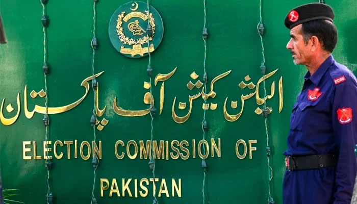 A security personnel stands guard at the headquarters of the Election Commission of Pakistan in Islamabad, Pakistan on September 21, 2023. — AFP