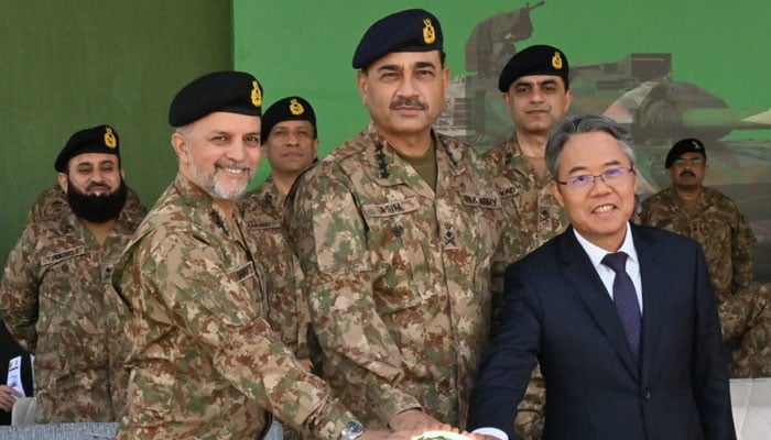 Chief of Army Staff (COAS), General Syed Asim Munir (C), and Ambassador of the Peoples Republic of China (R) present at Heavy Industries Taxila (HIT) as the chief guest at the rollout ceremony of Haider tank (pilot project) on March 6, 2024. — APP