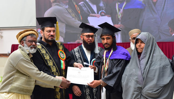 Governor of Khyber Pakhtunkhwa Haji Ghulam Ali conferred degrees upon the successful graduating students during the Convocation 2024 of the University of Engineering and Technology, Peshawar.  — Facebook/UETPeshawarOfficial