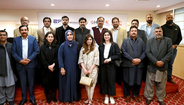 Program Manager SPARC, Dr. Khalil Ahmad Dogar poses with participants of Media Brief on More Tobacco Taxes, Stronger National Economy on March 7, 2024. — APP