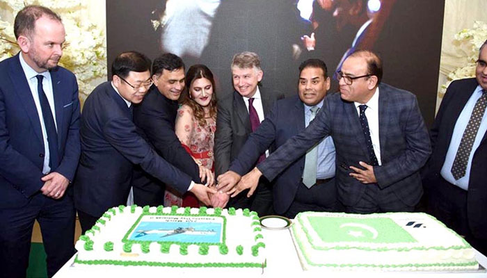 High Commissioner of Pakistan to UK Dr. Mohammad Faisal, spouse Dr. Sarah Naeem, Director General FCDO Mr. Owen Jenkins, British PMs Trade Envoy for Pakistan Mr. James Daly MP and guests cutting cake at Pakistan Day Reception in London. — APP .
