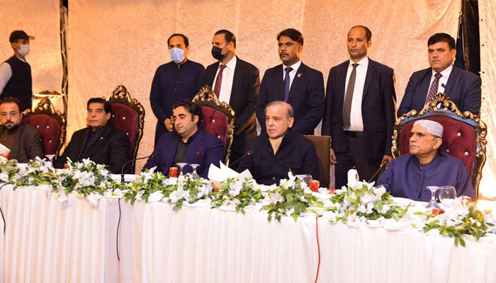 PM Shehbaz Sharif (centre) pictured alongside PPP leadership at a dinner hosted by the latter in Islamabad on Mar 8, 2024. — PID