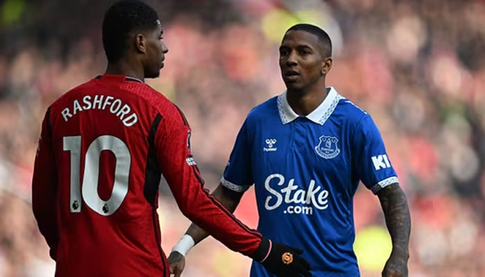 Evertons English defender Ashley Young (R) gestures to Manchester Uniteds English striker Marcus Rashford (L) during the English Premier League football match. — AFP/File