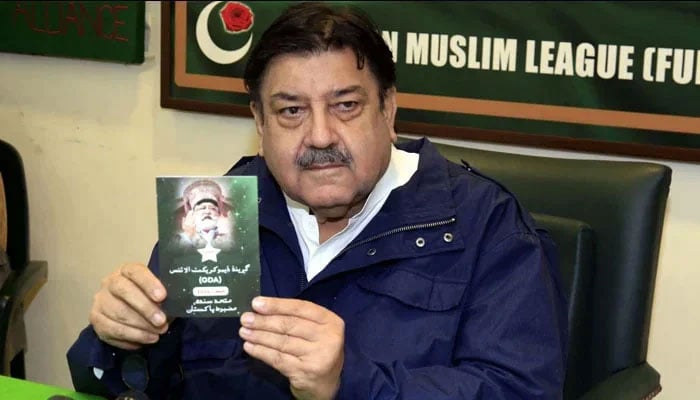 Grand Democratic Alliance (GDA) Information Secretary Sardar Abdul Rahim addresses media persons during a press conference, at Functional House in Karachi. — PPI/File