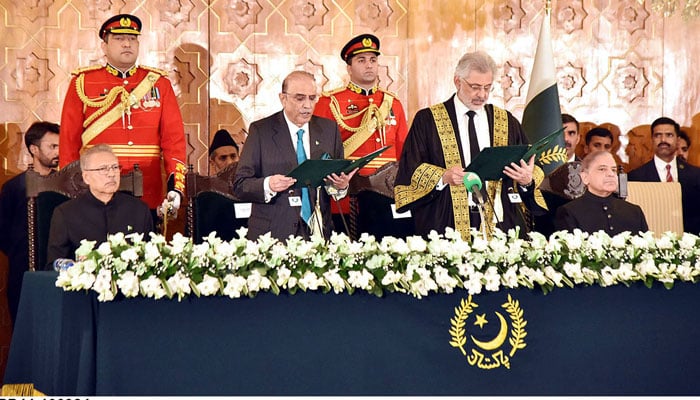 CJP Justice Qazi Faez Isa (second right), administering the oath of office of the President of Pakistan to Asif Ali Zardari (second left), at Aiwan-e-Sadr, Islamabad on March 10, 2024. — APP