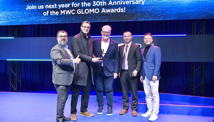 This image shows a group posing for a picture with the GSMA GLOMO Award on March 11, 2024. — APP