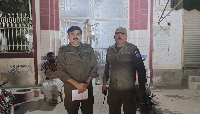 Punjab Police Personnel stand guard outside the Mosque for security during Ramazan on MArch 11, 2024. — Facebook/Punjab Police Pakistan