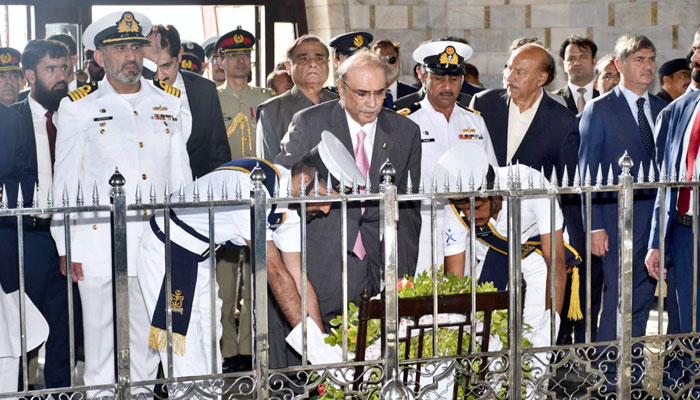 President Asif Ali Zardari laying floral wreath at Mazar-i-Quaid to pay respect to the father of the nation, Muhammad Ali Jinnah on March 12, 2024. — APP