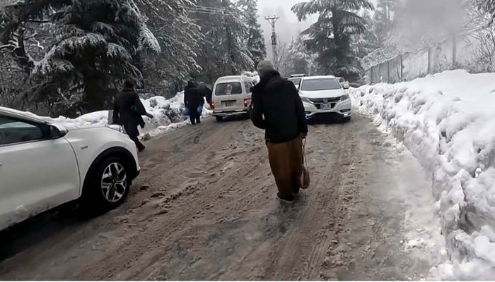 Vehicles stuck in snow due to heavy snow covered area after heavy snowfall of winter season, which more decreases the temperature below in minus degree Celsius, at Nathiagali area in Abbottabad, KP on March 2, 2024. — PPI