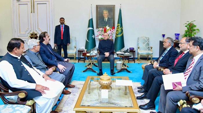 Shehbaz, Gandapur forge rare bonhomie in first meeting 