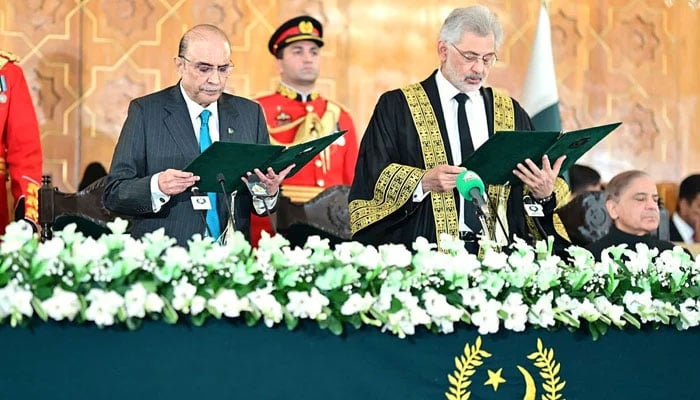 Chief Justice of Pakistan, Justice Qazi Faez Isa, administering the oath of office of the President of Pakistan to Mr. Asif Ali Zardari, at Aiwan-e-Sadr on March 10, 2024. — APP