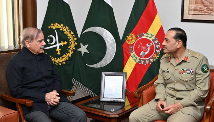 PM Shehbaz Sharif (left) and COAS General Asim Munir.— ISPR/File