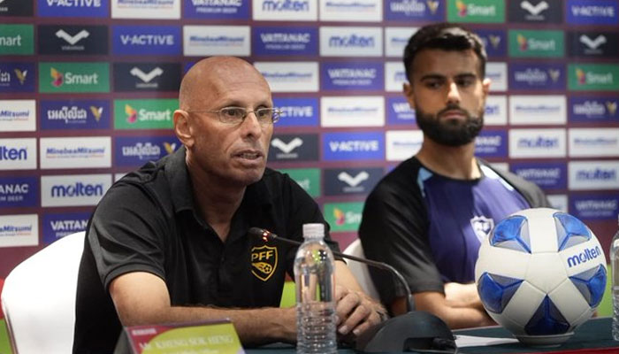 Stephen Constantine (L), the head coach of Pakistan’s men’s national football team, speaks during a news conference at the National Olympic Stadium on October 12, 2023. — X/@_FaridKhan