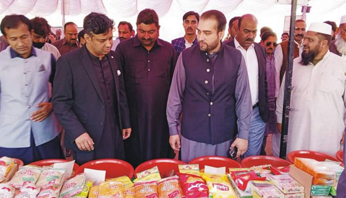 Punjab Agriculture Minister Syed Ashiq Hussain Kirmani checks the quality and rates of essential items during the visit to a Ramazan bazaar on  March 16, 2024. — Facebook/Syed Ashiq Hussain Kirmani