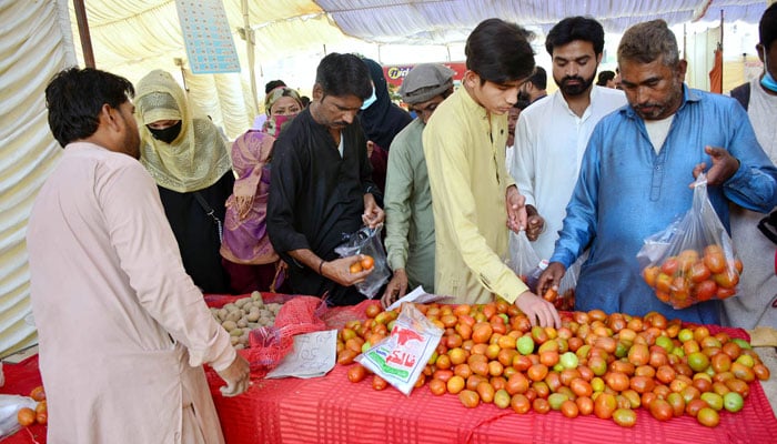 People purchase vegetables from Ramzan Bachat Bazar organized by the local government during the Holy month of Ramadan at Shaheed-E-Millat Park on March 16, 2024. — APP