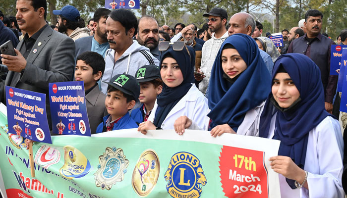 A large number of people participate in a Walk to Raise Awareness About Kidney Diseases Their Precautions & Treatment in Pakistan at Mehran Gate F-9 Park on March 17, 2024. —  APP