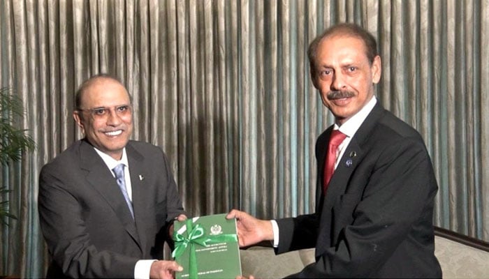The Auditor General of Pakistan Muhammad Ajmal Gondal (right) presents the Audit Report of the Federal Government for the Audit Year 2023-24 to President Asif Ali Zardari at Aiwan-e-Sadr on March 19, 2024. — APP