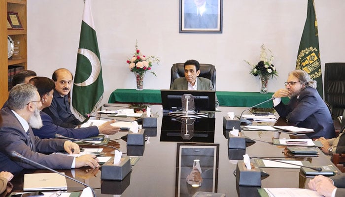 Federal Minister for Education and Professional Training Dr Khalid Maqbool Siddiqui chairs a meeting on March 2024, 2024. — APP