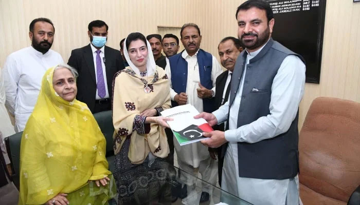 Pakistan Peoples Party (PPP) leader Aseefa Bhutto Zardari submits nomination papers to the RO in Shaheed Benazirabad on March 17. 2024. — X/@MediaCellPPP