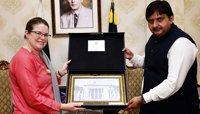 Punjab Assembly Speaker, Malik Muhammad Ahmad Khan presenting a shield to Zoe Ware, Political Counselor of British High Commission, in Lahore on March 22, 2024. — PPI