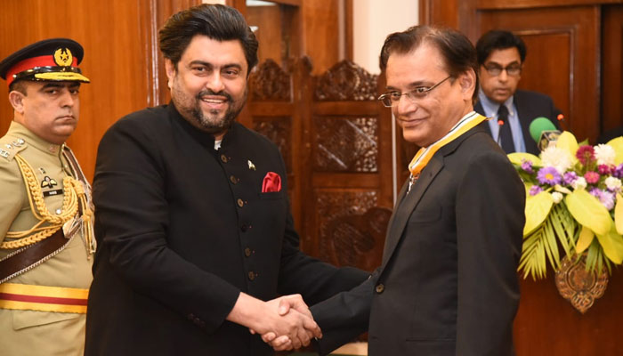 Dr Muhammad Sohail Rajput, former Sindh chief secretary and current provincial ombudsman receives Sitara-e-Imtiaz on March 23, 2024. — X/@KamranTessoriPk