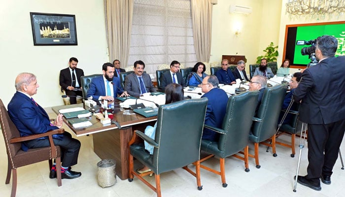 Prime Minister, Muhammad Shehbaz Sharif exchanges views with a delegation of All Pakistan Newspapers Society (APNS) during a meeting in Islamabad on March 28, 2024. — PPI