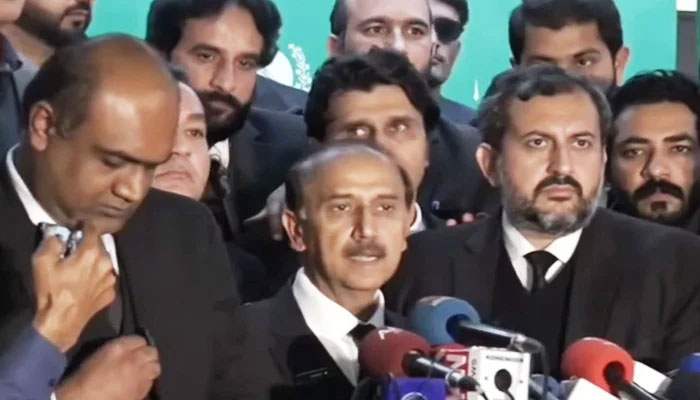PTI spokesperson Shoaib Shaeen (centre) addressing a press conference in Islamabad, on December 22, 2023, in this still taken from a video. — YouTube/GeoNews