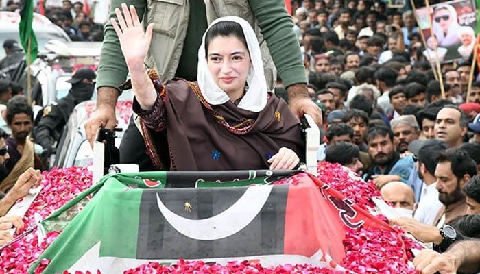PPP leader Aseefa Bhutto-Zardari waves to their supporters during a rally on January 30, 2024. — Online