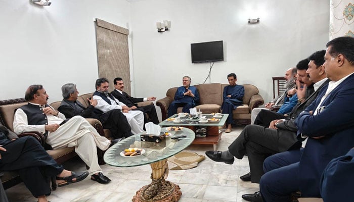 PMLN and PPP delegation meets with MQM-Pakistan at the residence of MQM-Pakistan convener Dr Khalid Maqbool Siddiqui on April 1, 2024. — Facebook/MQM ( Muttahida Quami Movement)
