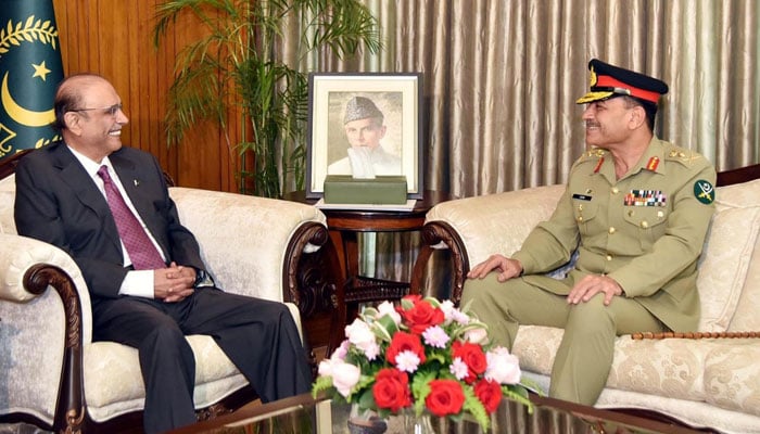 COAS General Asim Munir (right) meets President Asif Ali Zardari at Aiwan-e-Sadr in Islamabad on April 3, 2024. — INP