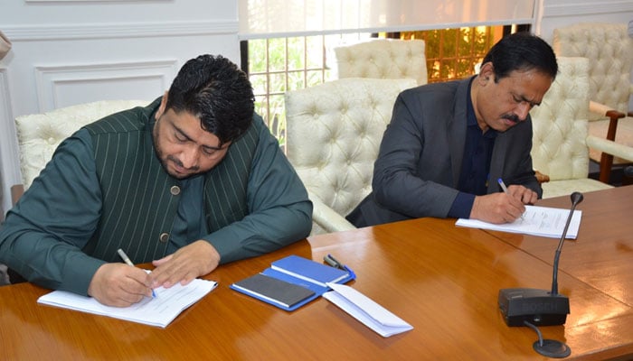 Rawalpindi Waste Management Company (RDMC) and SAAMA officials sign an agreement during a signing ceremony on April 4, 2024. — Facebook/Rawalpindi Waste Management Company