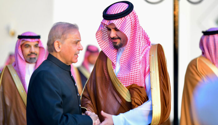 Prime Minister Shehbaz Sharif is being received by governor of Madinah H.R.H. Prince Salman bin Sultan Al Saud at Madinah Airport on April 6, 2024. — PID