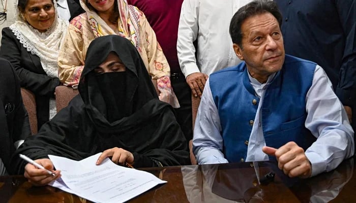 Pakistan Tehreek-e-Insaf founder Imran Khan and his spouse Bushra Bibi. — AFP/APP/File