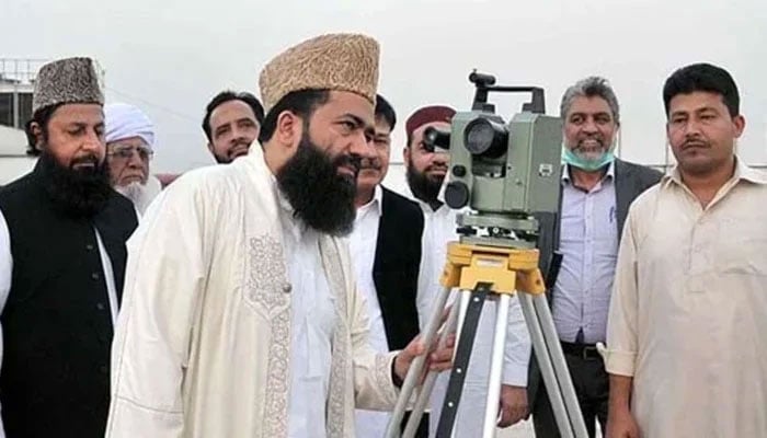 Central Ruet-e-Hilal Committee Chairman Maulana Muhammad Abdul Khabir Azad along with other members of the committee is sighting the moon in this image. — Radio Pakistan/File